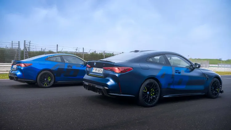M4 CS Edition VR46提供兩種獨特的車色Marina Bay Blue Metallic，以及消光質感的Frozen Tanzanite Blue Metallic。原廠照片