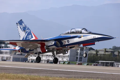 空軍勇鷹高教機「不明原因」墜海！　少校飛行員跳傘獲救