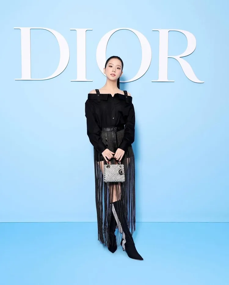 Jisoo穿上DIOR 2025春夏系列設計。翻攝IG