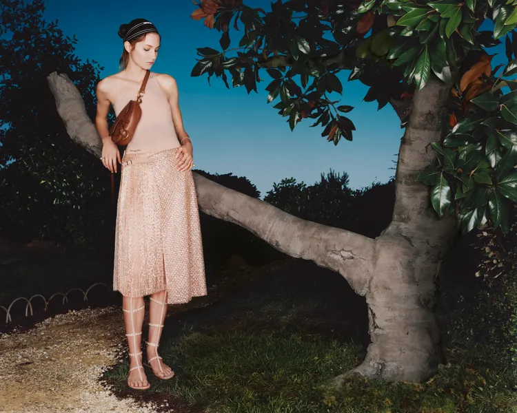 DIOR 2025春夏女裝中的包款，強調柔軟貼合身體曲線。品牌提供