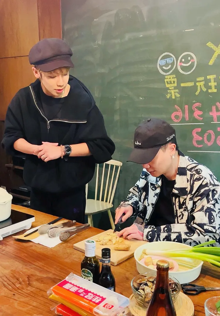 蕭秉治與鼓鼓攜手下廚。相信音樂提供