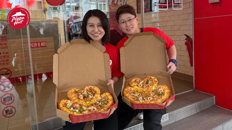 期間至澎湖店消費滿額打卡，就可免費獲得澎湖店獨家「雙心澎湖XO小卷比薩」。必勝客提供