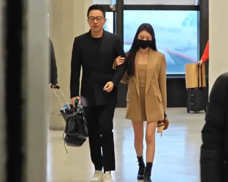 汪小菲（左）和Mandy一下飛機就挽著手曬恩愛。桃園國際機場記者聯誼會提供