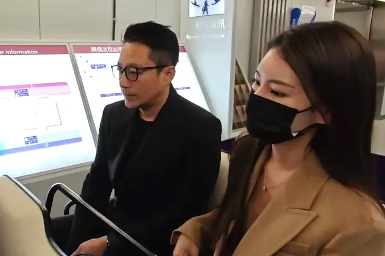 面對媒體提問，汪小菲對於和S媽的戰爭，非常保密。桃園國際機場記者聯誼會提供