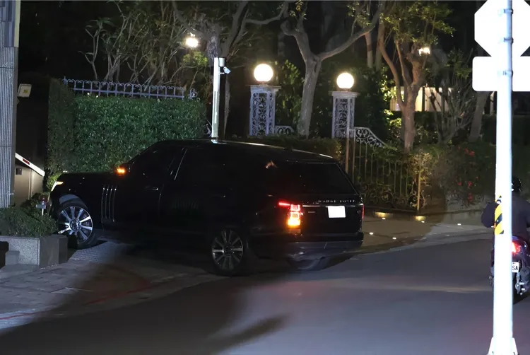 汪小菲和妻子馬筱梅從桃園機場搭乘702萬的RANGE ROVER保母車返家。特勤中心攝