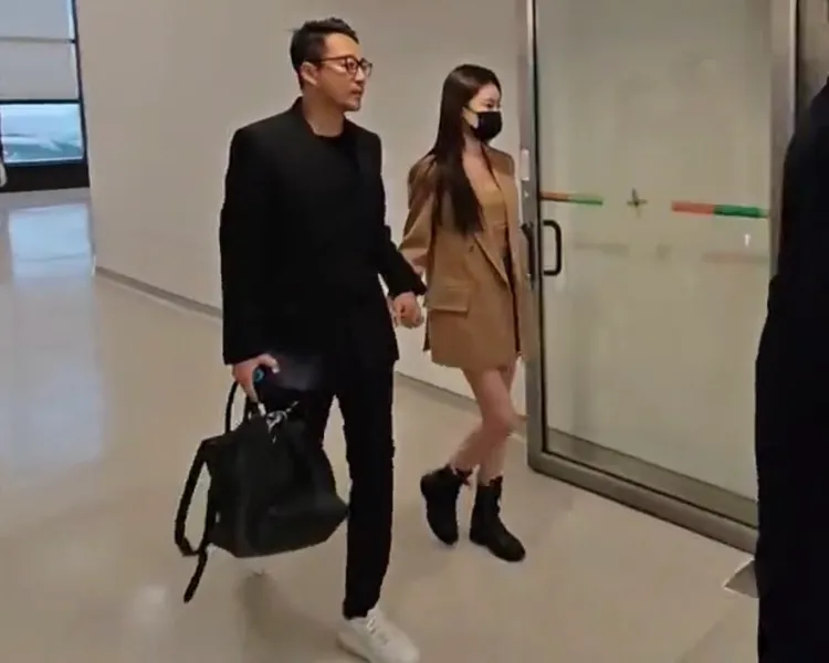 汪小菲夫妻2人見媒體拍攝，便十指緊扣牽手曬恩愛。桃園國際機場記者聯誼會提供