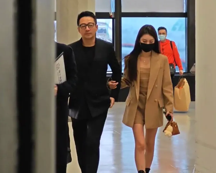 汪小菲（左）黑化穿上黑色西裝，戴Tom ford黑框眼鏡，看起來神采奕奕。桃園國際機場記者聯誼會提供