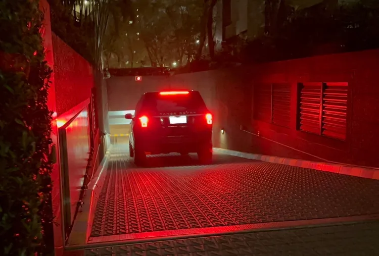 汪小菲和Mandy離開機場直接返回台北租屋處。特勤中心攝