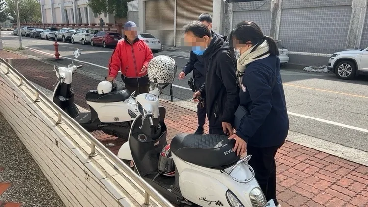 兩邊騎的都是「廟會神車」MANY，車型、顏色宛如雙胞胎，難怪認錯。民眾提供