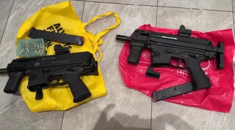 新莊警方於台中清水服務區查扣2把衝鋒槍以及2枚彈匣、20顆子彈，並逮捕3嫌。翻攝畫面