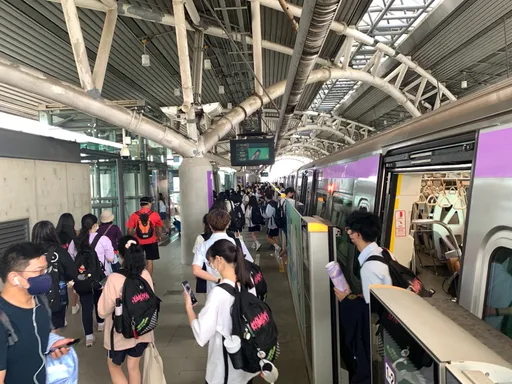 機捷A8至A13站跳電 乘客摸黑提行李走上手扶梯