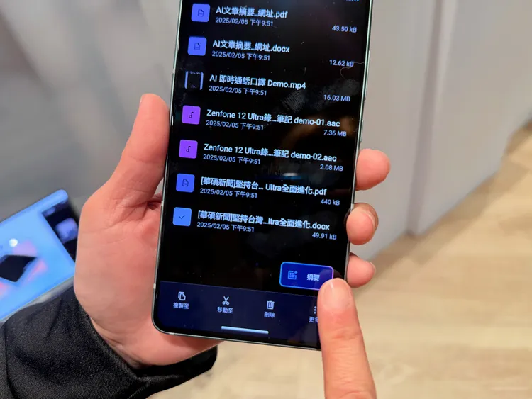 AI摘要讓對話、檔案都能一鍵看到重點。趙筱文攝