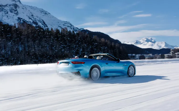 GranCabrio Trofeo ICE依舊搭載3.0升雙渦輪V6 Nettuno引擎，但馬力輸出提升至542匹，0-100km/h加速3.6秒可完成。原廠照片