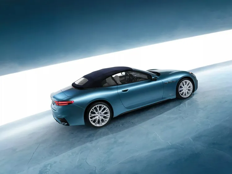 Maserati GranCabrio Trofeo ICE還擁有藍海色（Blue Marine）軟頂篷。原廠照片
