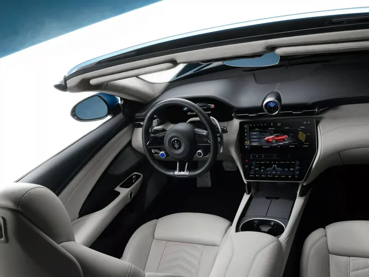 Maserati GranCabrio入門版搭載12.2吋數位儀表、12.3吋中控螢幕與8.8吋舒適控制螢幕。原廠照片