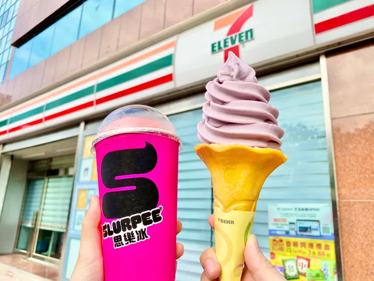 思樂冰「魅力莓法擋草莓乳酸風味」（左）、「藍莓起司霜淇淋」（右）。莊偉祺攝