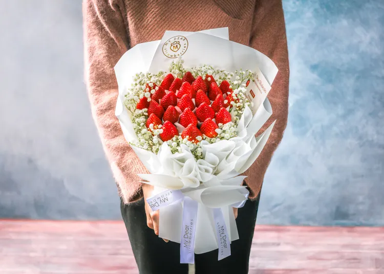 「白色戀愛草莓花束」以24至30顆新鮮草莓組成。全家提供