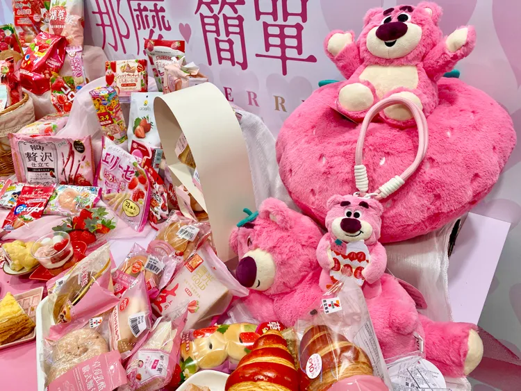 7-11草莓季整合全新自有品牌烘焙甜點等6大系列，同步推出IP肖像周邊小物預購活動。莊偉祺攝
