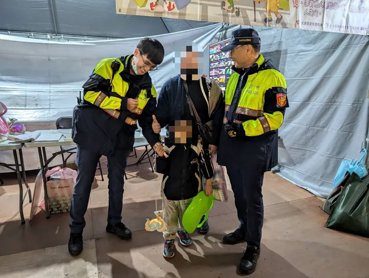 小朋友身上沒有帶手機也沒有父母親聯絡方式，讓警方得花費更多時間找尋其家人。翻攝畫面