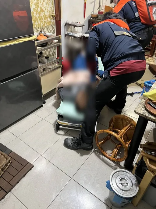 萬芳獨居9旬榮民突失聯 警消偕同保全人員破門將他送醫
