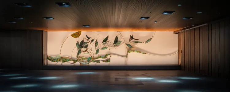 在地藝術家林芳仕的《蔓蔓日茂》透過窯燒琉璃、金箔與的流動線條描繪日月潭光影流動。品牌提供