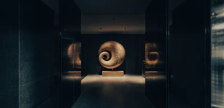 在地藝術家徐暋盛的《日月映輝》，用竹編手法展現日月交融的和諧美。品牌提供