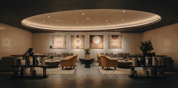 在地藝術家王雅蘭與廖曉蓉以構樹皮與薯榔染料為材質打造出《四季相映》。品牌提供