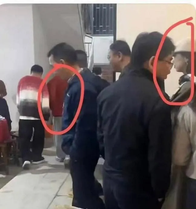 黃曉明及葉珂始終隔著一段距離裝不熟。翻攝小紅書