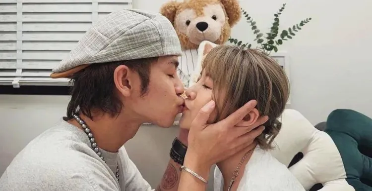 歌手鼓鼓（左）去年3月在高雄演唱會現場，向愛情長跑11年的女友大元求婚成功。