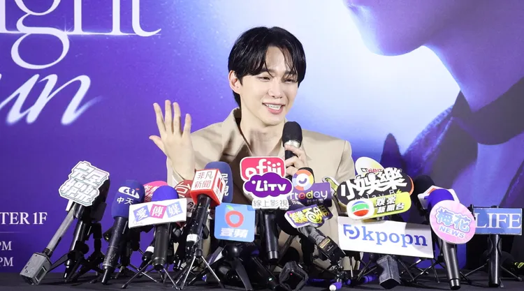 李俊昊展示22公分的大手。彭欣偉攝影