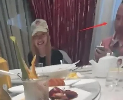 鄭爽（左圖）被爆當已婚富豪（箭頭處）的小三，她哽咽否認。