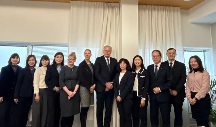 台芬雙方代表與航空業者於簽署後合影。民航局提供