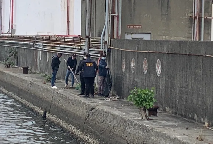 警方今天持續在運河打撈，又找到疑似人皮及10多塊屍骸。民眾提供