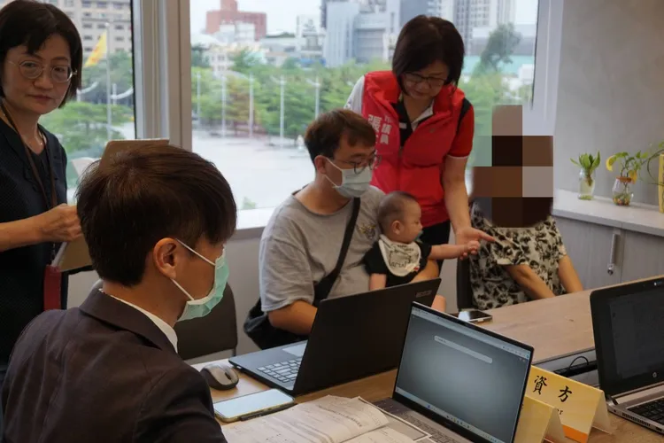 市議員張芬郁積極協助遭到欠薪的捷順交通員工向公司求償。張芬郁提供