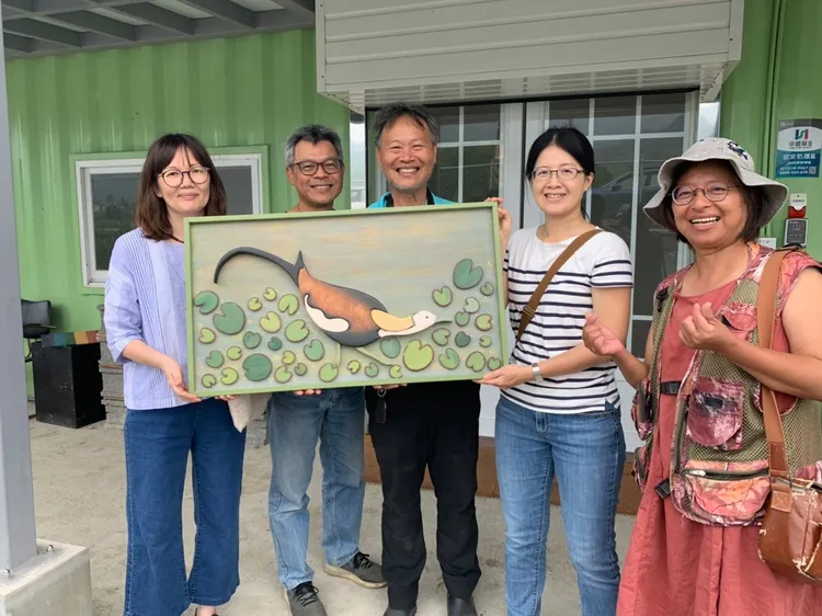 鳥友劉孝伸(中)、黃淑玫(右一)拿退休金，租1公頃農土開始營造水雉棲地。《美濃湖水雉棲地》提供