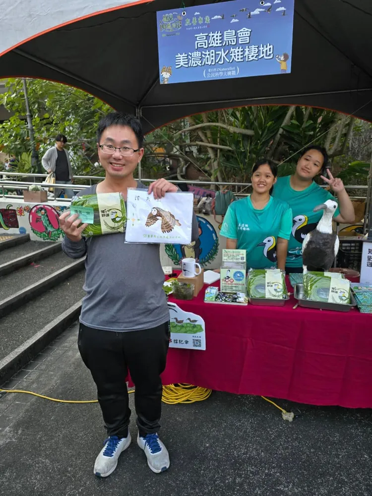 美濃湖水雉棲地團隊到農業部生物多樣性研究所保育教育館推廣產品。蕭鈺霏攝《美濃湖水雉棲地》提供