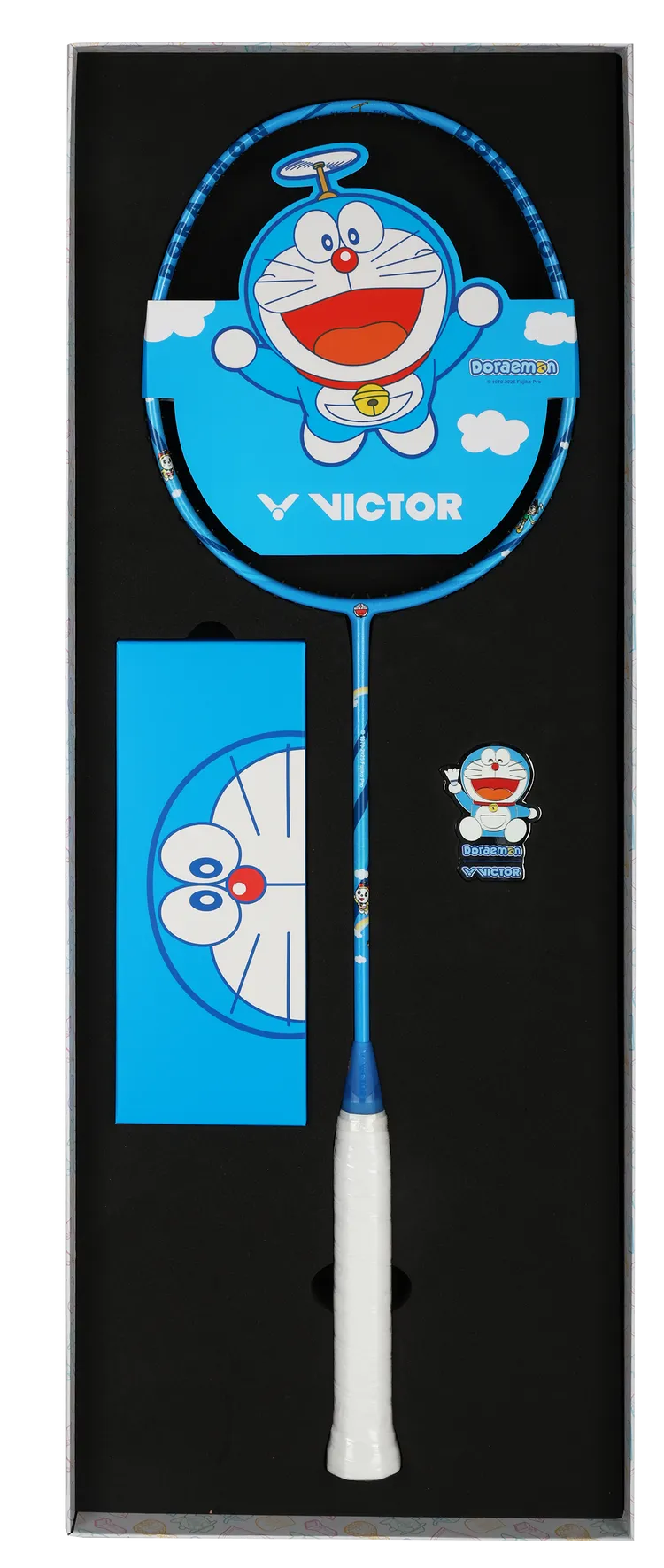 VICTOR哆啦A夢限定系列單支球拍禮盒深天藍，6000元。品牌提供