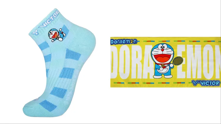 VICTOR哆啦A夢限定系列運動襪（左）300元、運動毛巾（右）680元。品牌提供