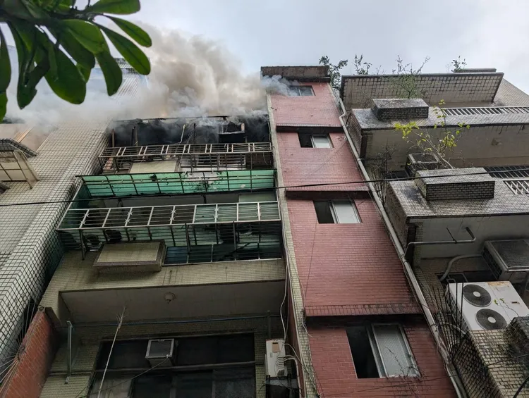 警消趕抵時，該棟民宅已竄出大量濃煙。翻攝照片