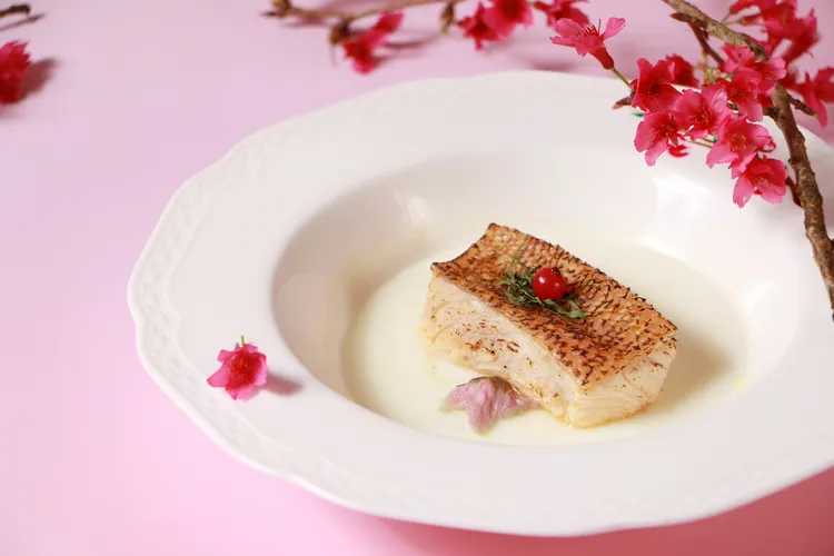 白玉櫻香蒸紅條，主廚在細緻滑嫩的蒸蛋中點綴醃漬櫻花，淡雅花香緩緩釋放、紅條魚經醃漬後細火烘烤，外酥內嫩，香氣層層交織。業者提供