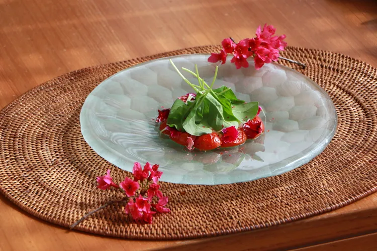 義大利黑醋佐布拉塔起司打造出櫻花漬風乾蕃茄，將埔里紹興酒與櫻花醃漬的義大利黑醋，拌入風乾蕃茄，濃縮果香與酒韻交織，佐以手工布拉塔起司，酸甜濃郁間流露春日的柔和氣息。業者提供