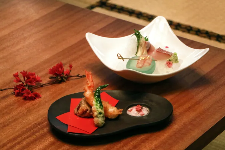 海老天婦羅佐櫻花鹽，外酥內彈、鮮味濃郁的海老天婦羅，輕沾鹽味層層綻放的櫻花香氣，在味蕾間綻放如櫻般的短暫卻美好的感動。業者提供