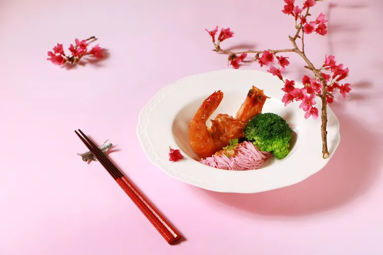 湖光軒中餐廳為春日推出色彩繽紛的乾燒大蝦櫻細麵，以濃郁鮮香的乾燒醬為基底，巧妙融入在地原住民小米的細膩風味，以層層堆疊出豐富口感。業者提供