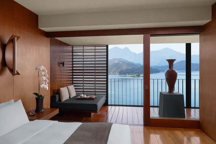 涵碧樓湖景套房可全面擁抱日月潭180度美麗的湖景。業者提供