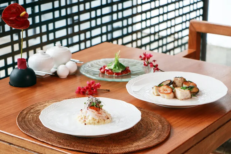 東方餐廳主廚義法料理廚藝為基底，巧妙融合歐式料理技法與在地食材打造春日限定櫻花套餐，激盪出獨特的新東方味覺體驗。業者提供