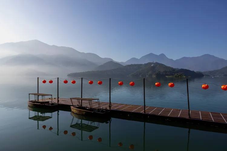 滿開的九重花與涵碧樓泳池，藍天與碧綠的湖水，相映成獨特的春日美景。業者提供