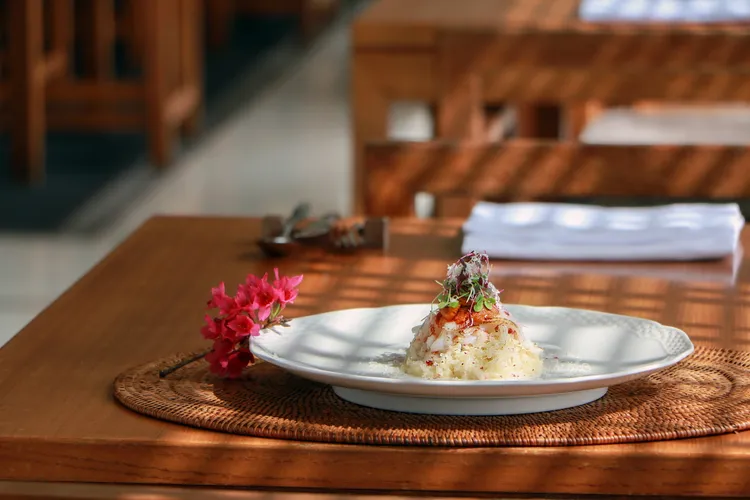 炙烤花枝與海膽做成櫻花海鮮燉飯，主廚熬煮濃郁海鮮高湯，融入醃漬櫻花的細膩香氣，以此燉煮義大利米再搭配來自台灣東北角的炙烤花枝，入口彈嫩鮮甜，上桌前刨上自製中藥鹹蛋黃，層層堆疊出細膩新風味。業者提供
