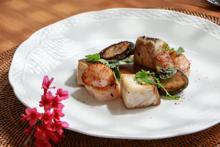 現流鮮魚，佐馬賽醬汁與北海道干貝，再融入蝦味十足的台南特色火燒蝦，濃縮出海洋的鮮甜精華，搭配口感鮮嫩細緻北海道干貝，品味新東方的味覺衝擊。業者提供