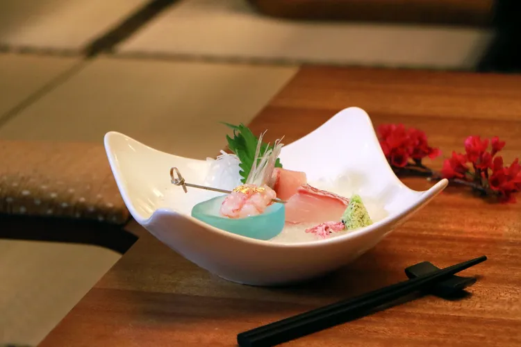 嚴選春季限定的櫻鯛，作為刺身盛合的主角，此時的真鯛，肉質粉嫩宛如春櫻綻放，油脂豐潤，口感細膩鮮甜，讓春日的鮮美在舌尖悄然綻放。業者提供