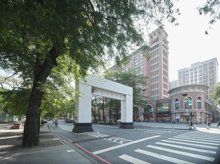 成功⼤學位居正市中⼼，綠意⽣活、繁華機能為台南仕紳居住⾸選。